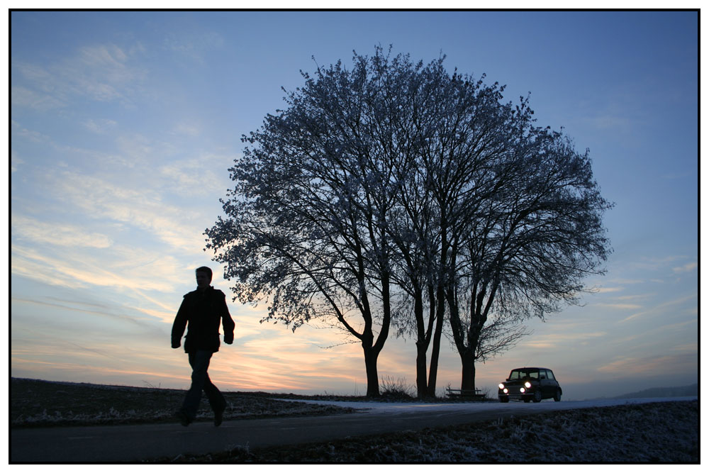 Kleines Auto in großer Landschaft