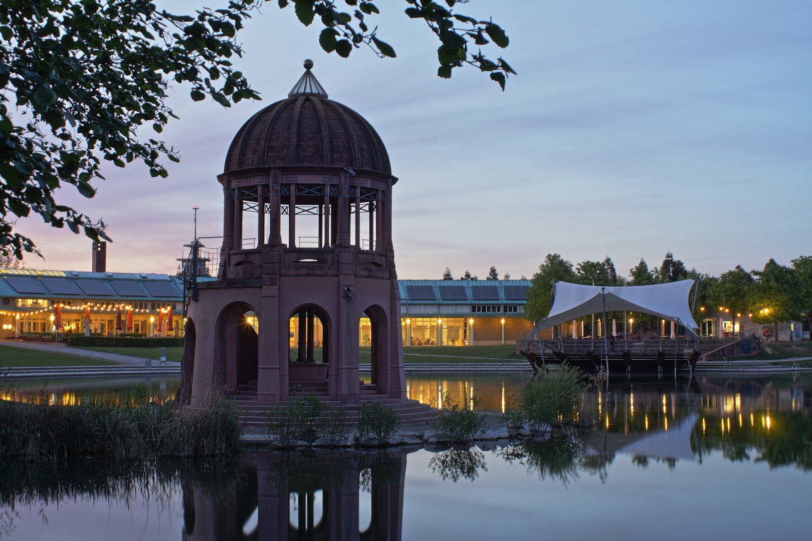 kleines Bauwerk am See