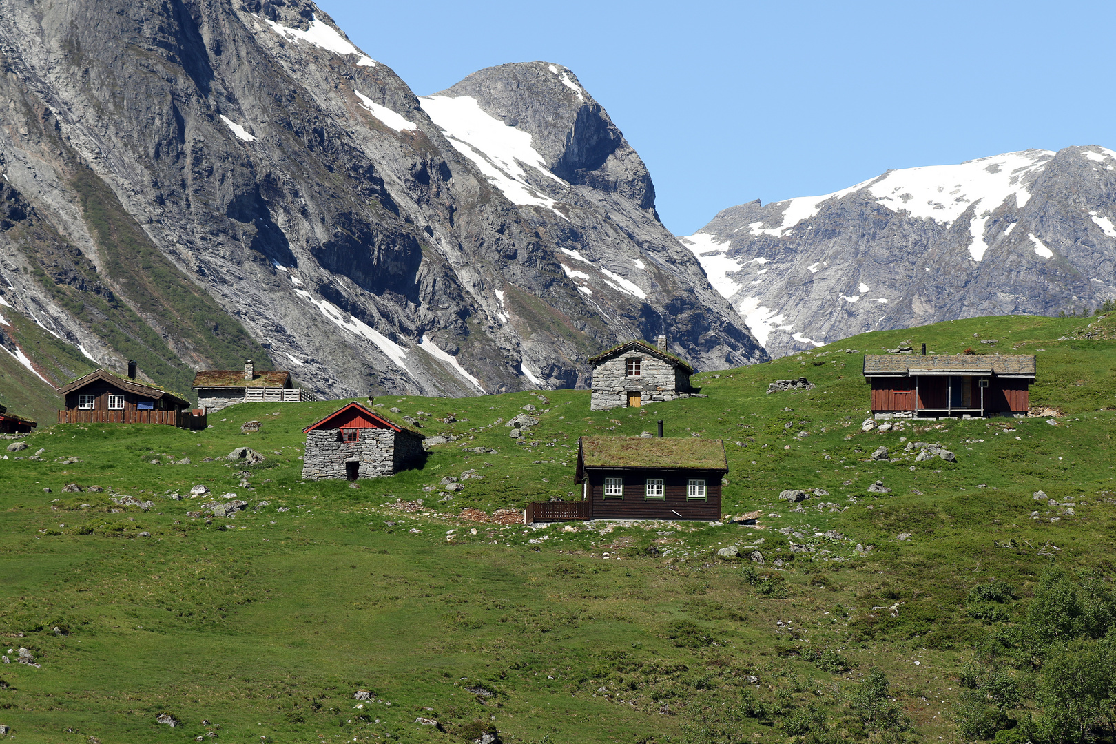 Kleines Bergdorf in Norwegen