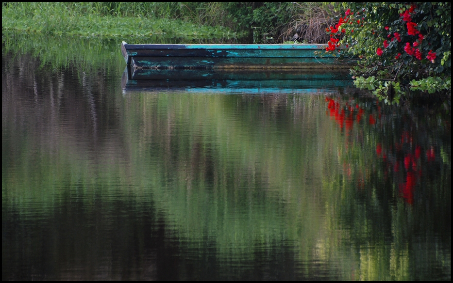 kleines Bild von kleinem Boot irgendwo abseits