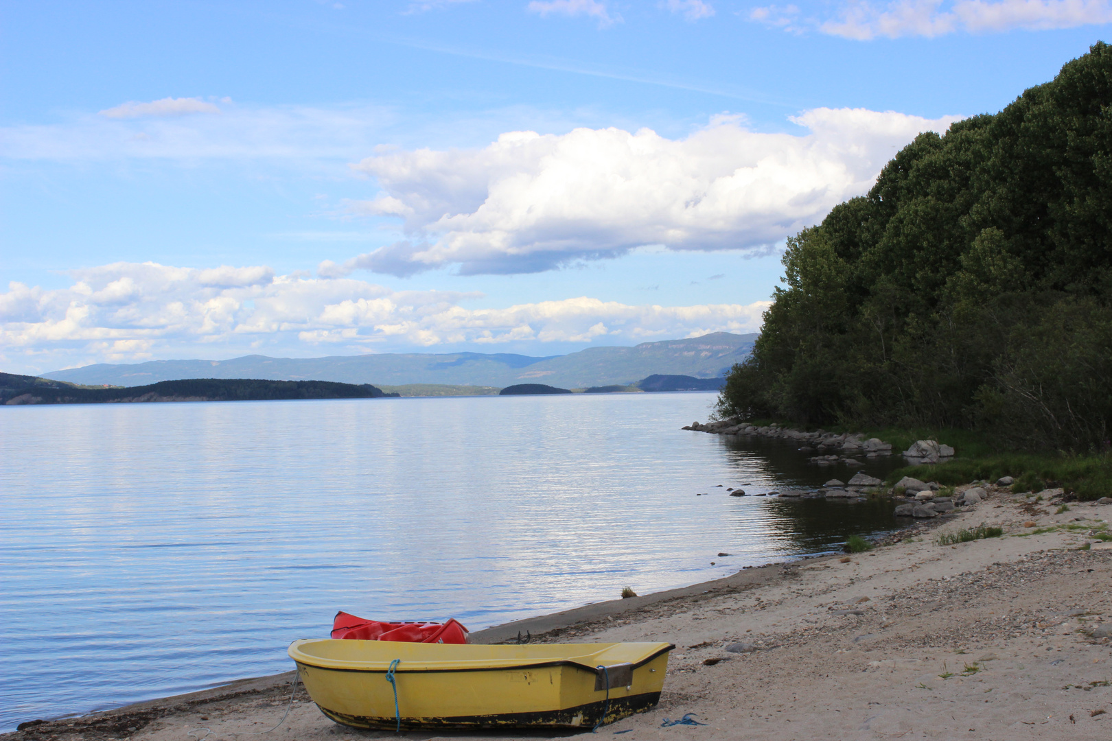 Kleines Boot am Fjord