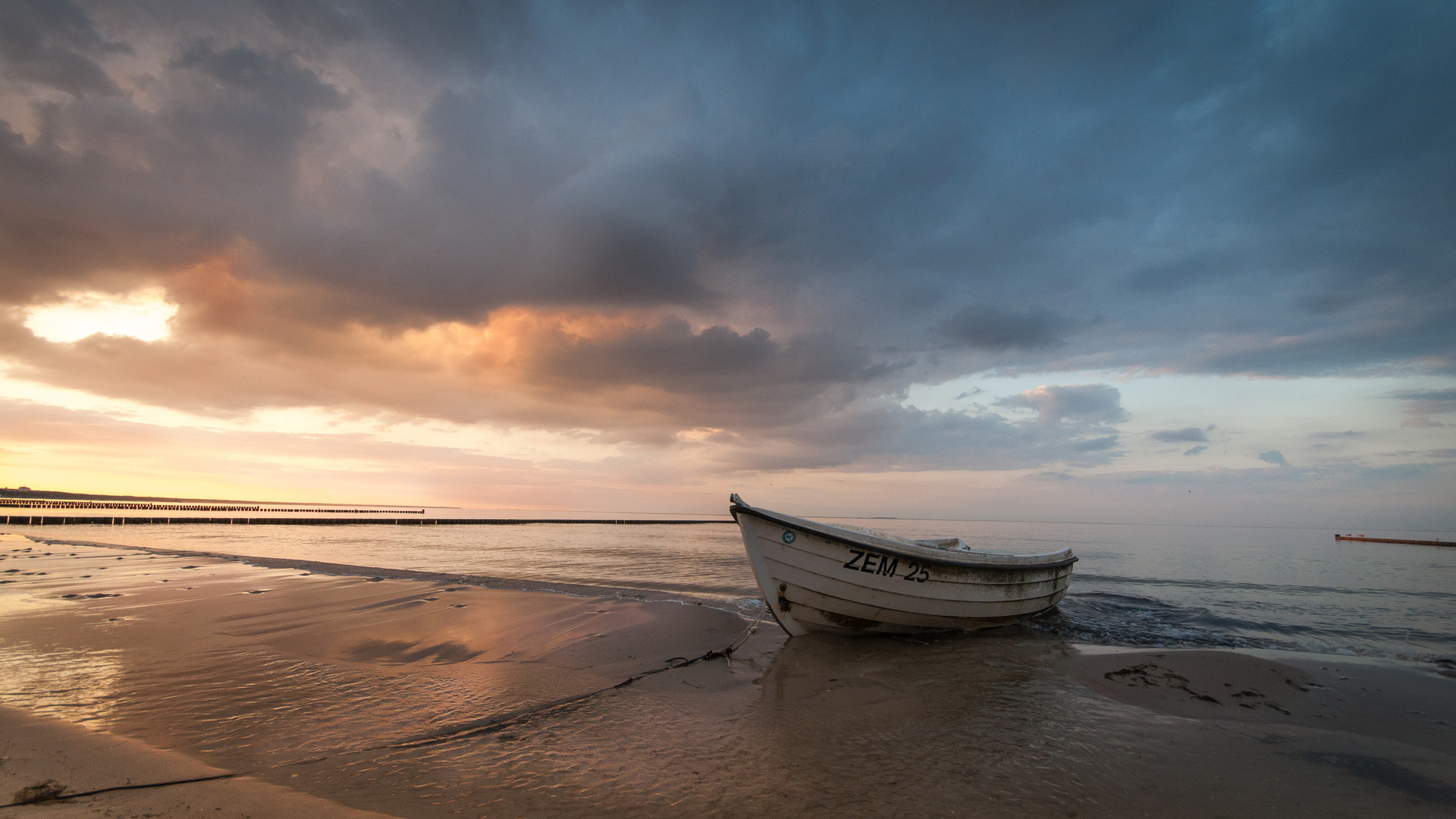 Kleines Boot am Zempiner Strand