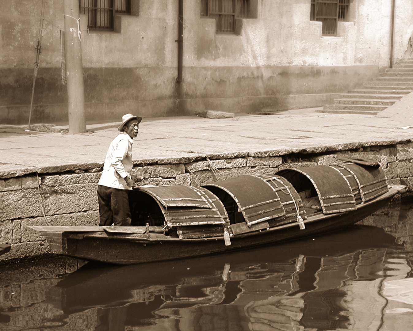 Kleines Boot auf einem kleinen Kanal