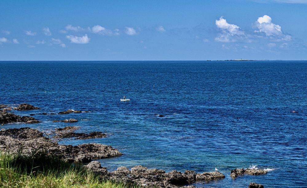 kleines boot auf großem Meer