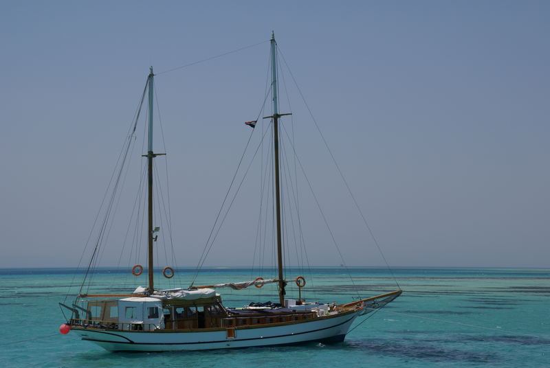 Kleines Boot auf großer See