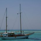 Kleines Boot auf großer See