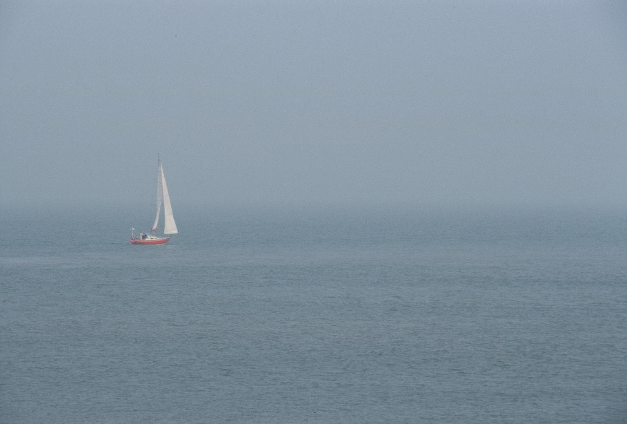 Kleines Boot auf weiter Fahrt