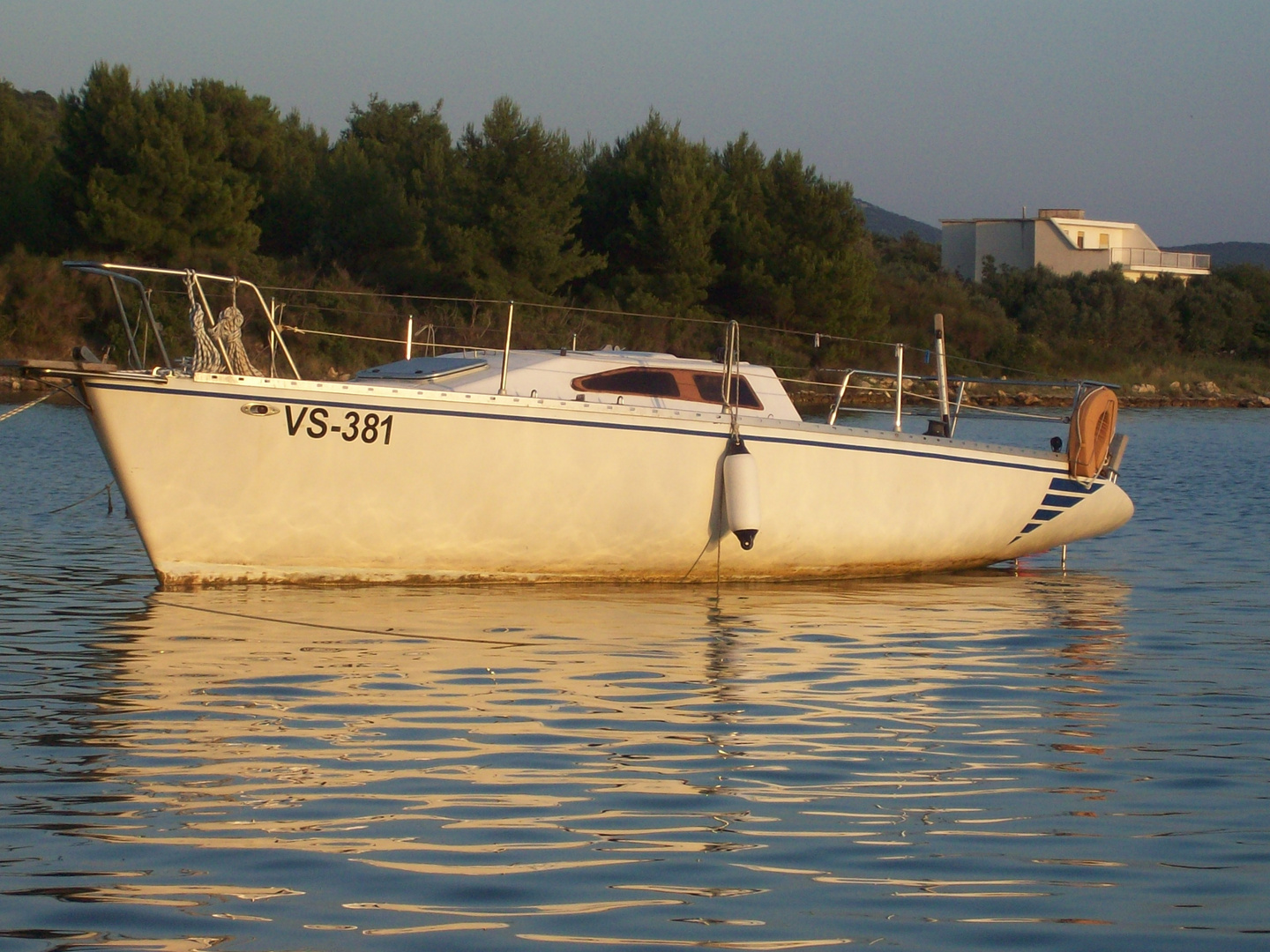 kleines boot im abendrot