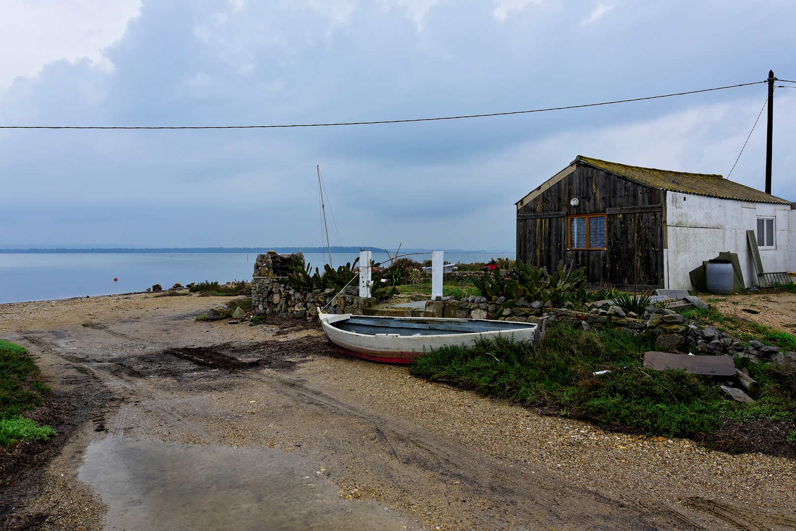 kleines Boot mit etwas Haus