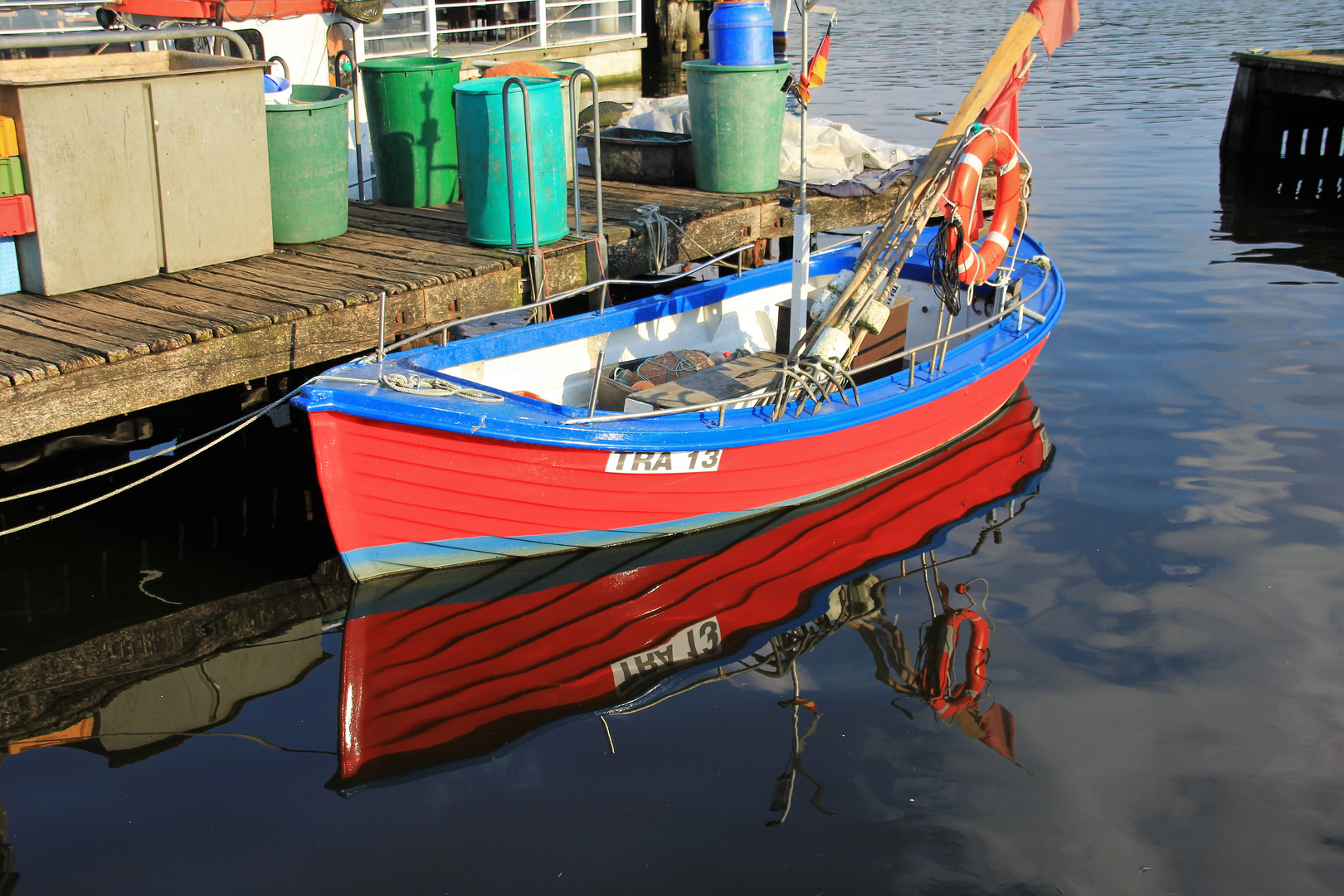 Kleines Boot mit Spiegelung