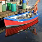 Kleines Boot mit Spiegelung