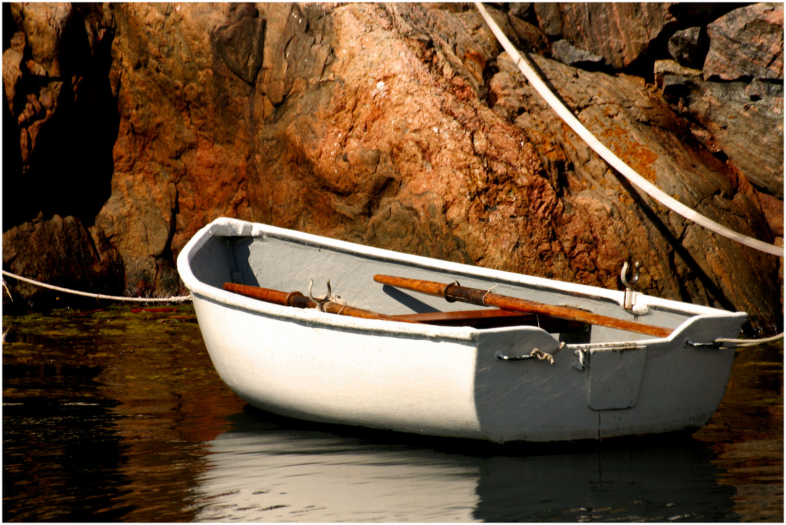 Kleines Boot voll beladen mit Abendsonne