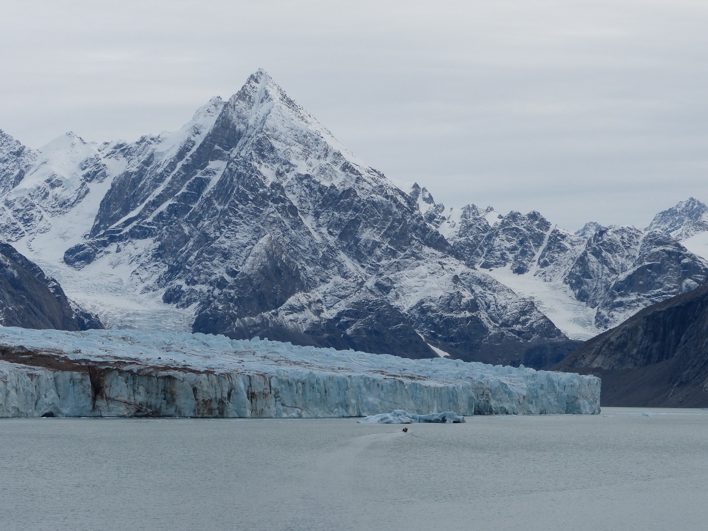 Kleines Boot vor großem Gletscher