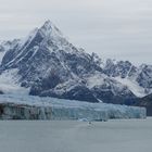 Kleines Boot vor großem Gletscher