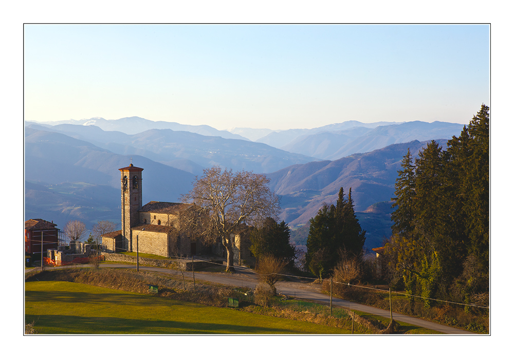 Kleines Dorf im Apennin im Val de Trebia