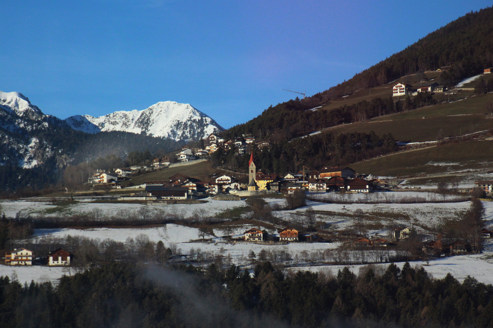 Kleines Dorf in der Morgensonne