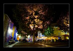 Kleines Dorf in Frankreich bei Nacht