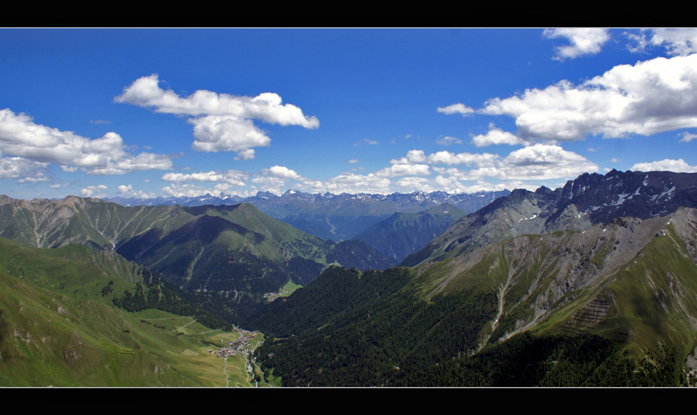 kleines dorf umringt von riesen