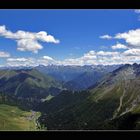 kleines dorf umringt von riesen