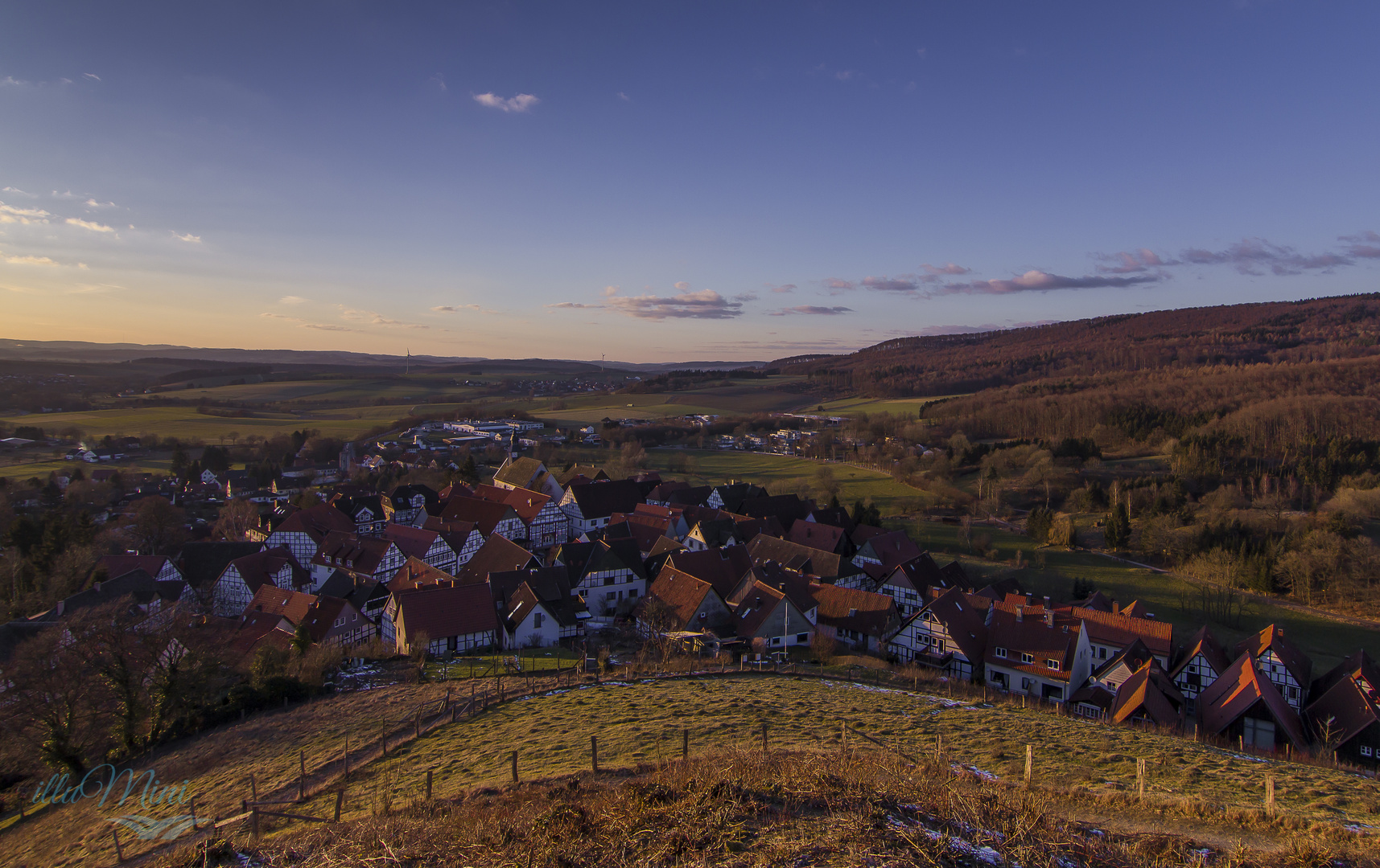 Kleines Dorf unter der Sonne