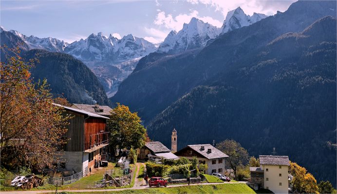 KLEINES DORF UNTER MÄCHTIGEN GIPFELN 