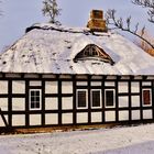 Kleines Fachwerkhaus in Schneestimmung