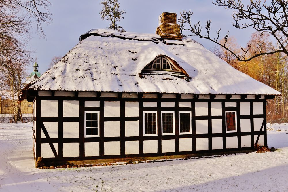 Kleines Fachwerkhaus in Schneestimmung