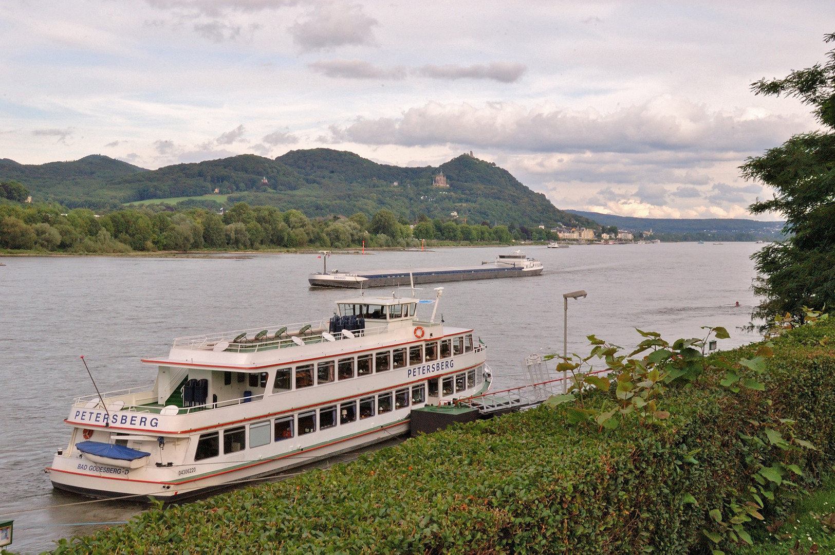 Kleines Fahrgastschiff der Weißen Flotte auf dem Rhein wartet am Anleger Bad Godesberg auf Fahrgäste