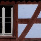 kleines Fenster mit Fachwerk, Detail eines alten Bauernhofs