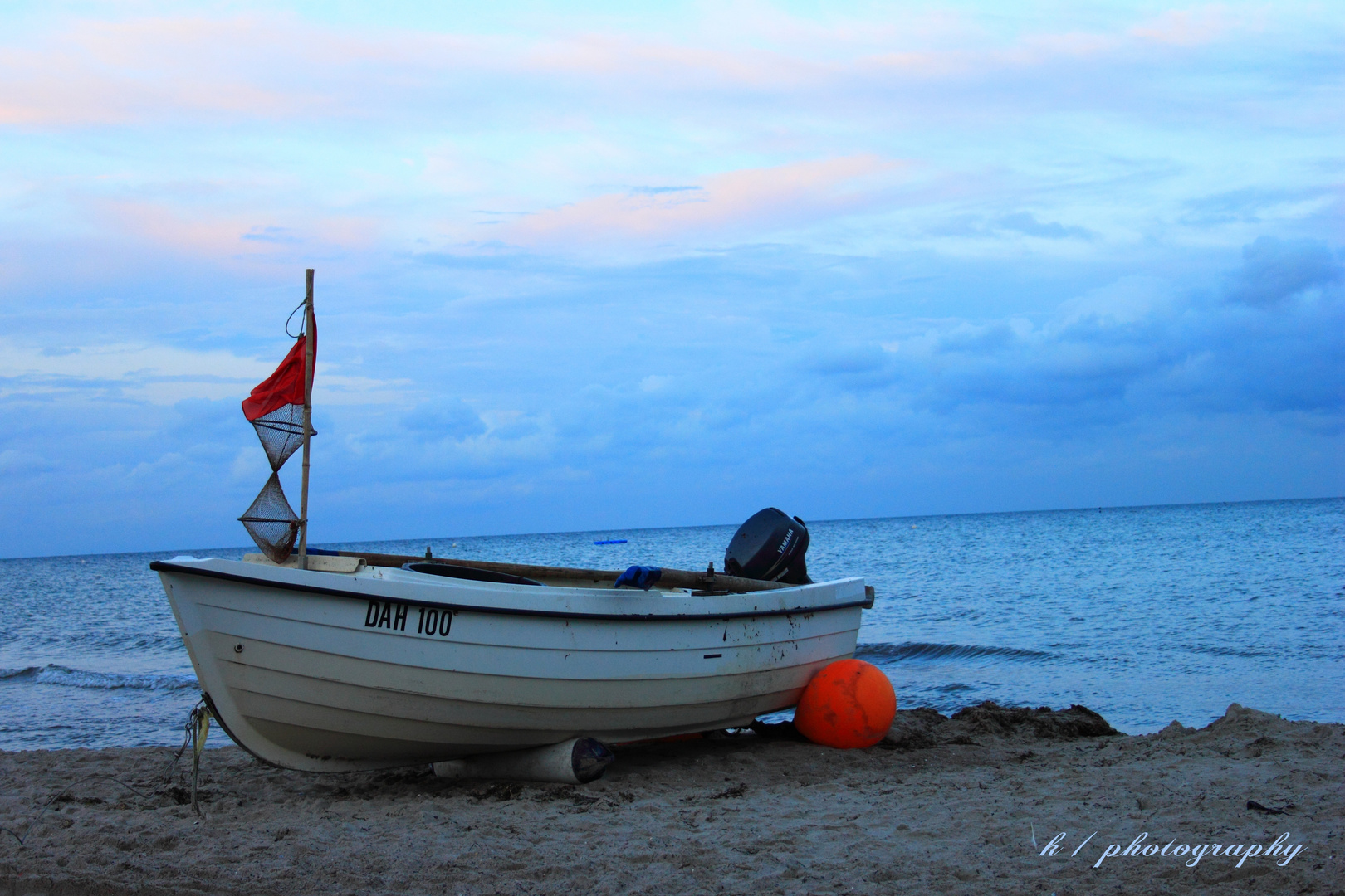 kleines Fischerboot am Strand