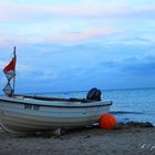 kleines Fischerboot am Strand