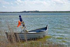 Kleines Fischerboot auf dem Ferring Sø in Midtjylland (DK)