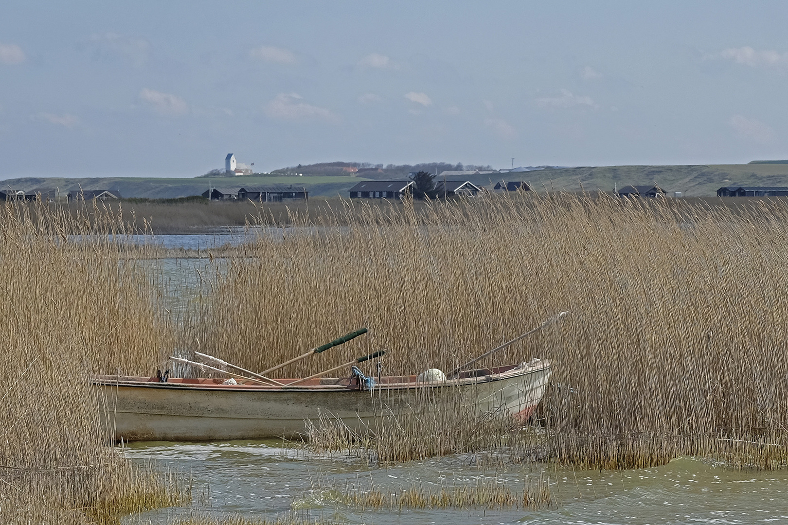 Kleines Fischerboot auf dem Ferring Sø in Midtjylland (DK)