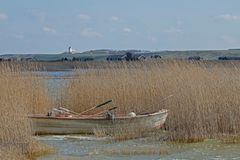 Kleines Fischerboot auf dem Ferring Sø in Midtjylland (DK)