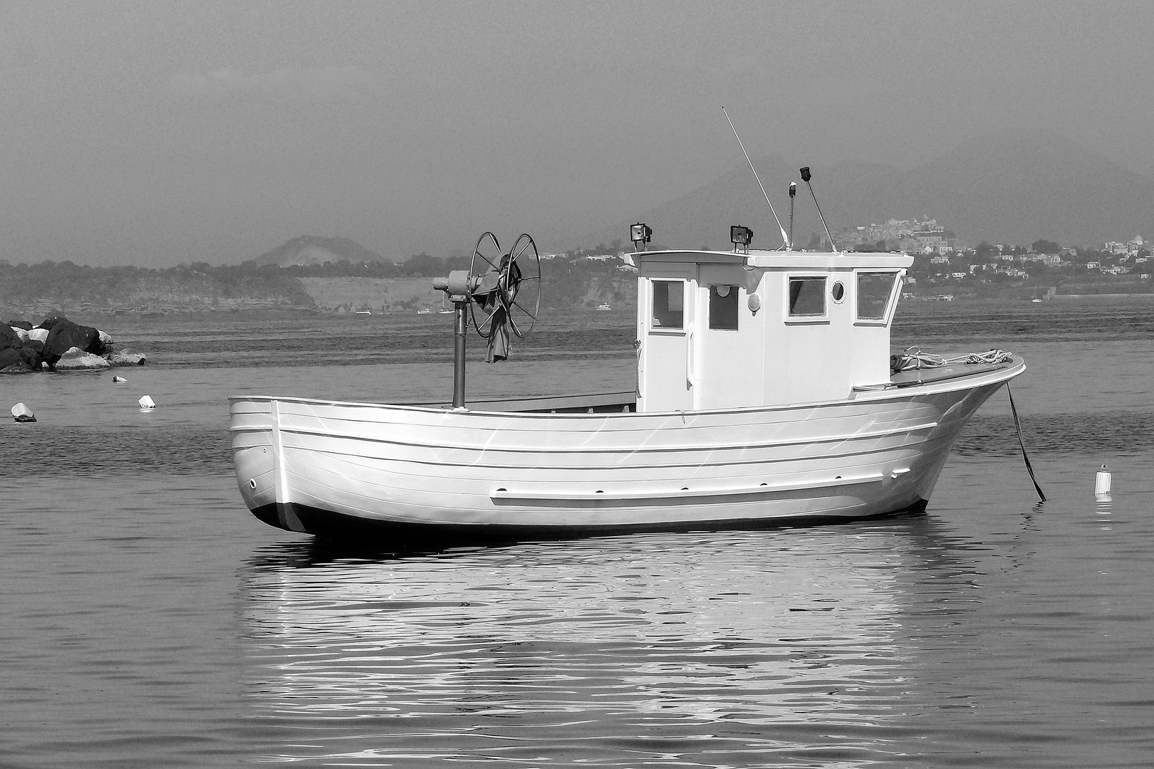 Kleines Fischerboot vor Procida