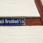 Kleines fränkisches Dorf, alter Wegweiser