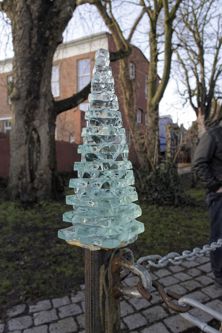 Kleines Glaskunst-Bäumchen auf dem historischen Weihnachtsmarkt 2017 am Museumshafen in Leer 