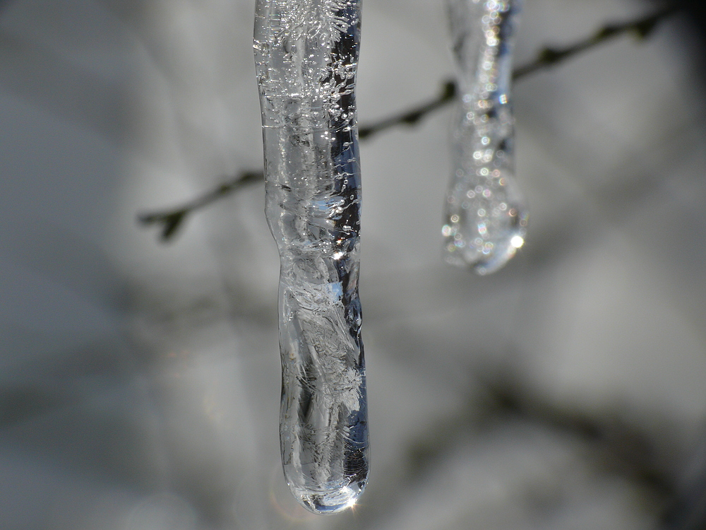 Kleines Glitzern im Eiszapfen