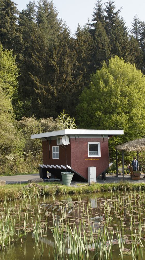 Kleines Häuchen steht Kopf an Edersee 