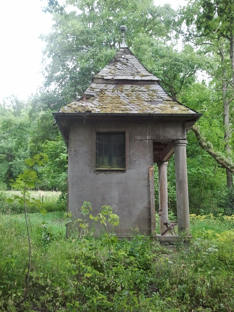 Kleines Häuschen bei Schloss Melschede