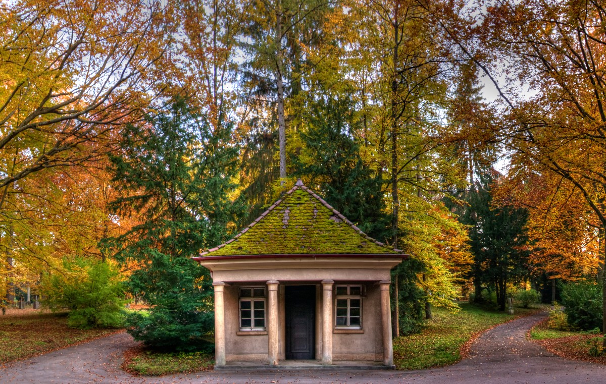 kleines Haus am Wegekreuzung