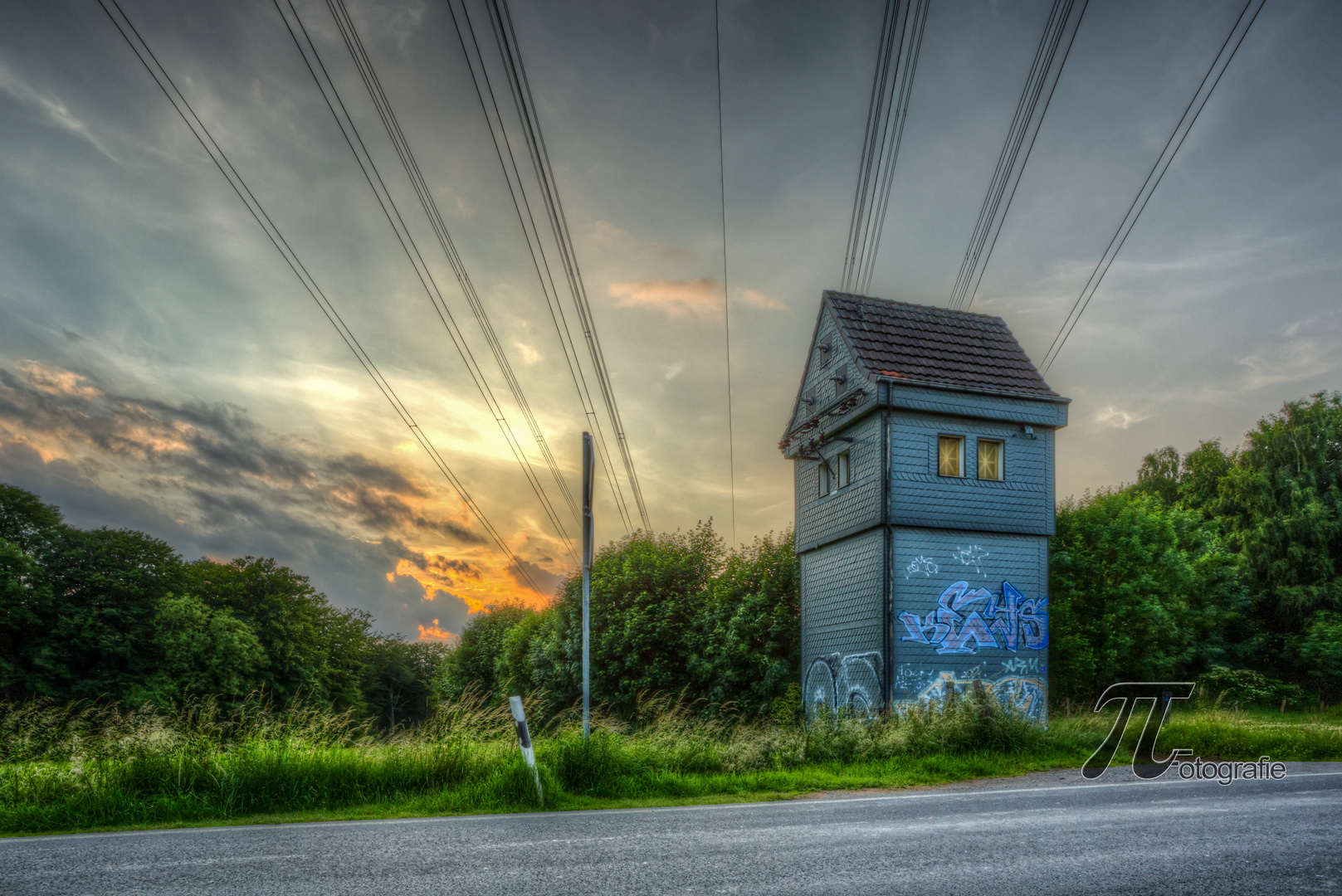 kleines Haus im Sonnenuntergang