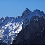 Kleines Haus und alter Mann im Winterschlaf