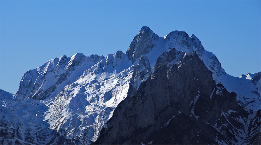 Kleines Haus und alter Mann im Winterschlaf