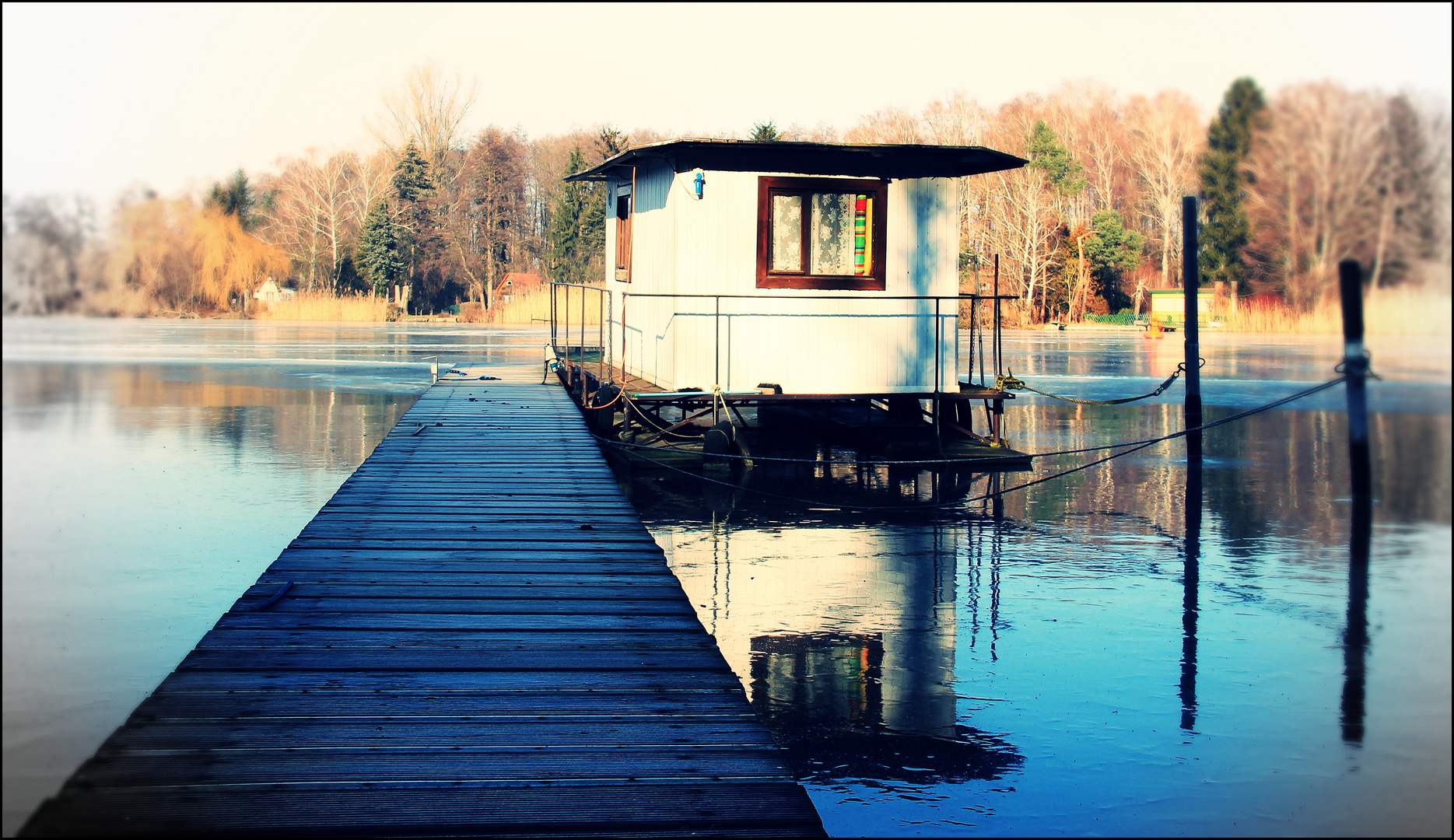 kleines Hausboot am Steg...