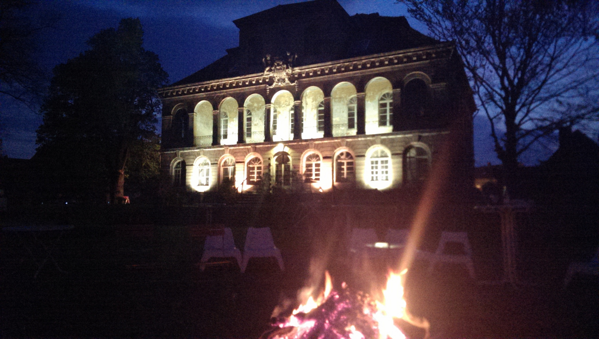 kleines Hexenfeuer am Schloss Übigau