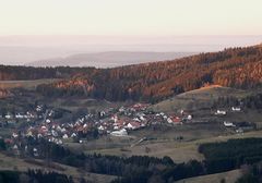 Kleines idyllisches Dorf auf der schwäbischen Alb