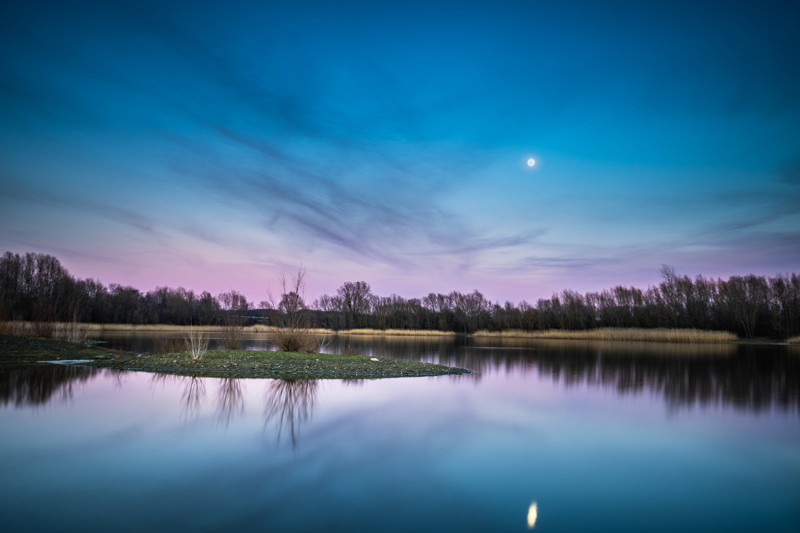 Kleines Inselchen im Mondschein