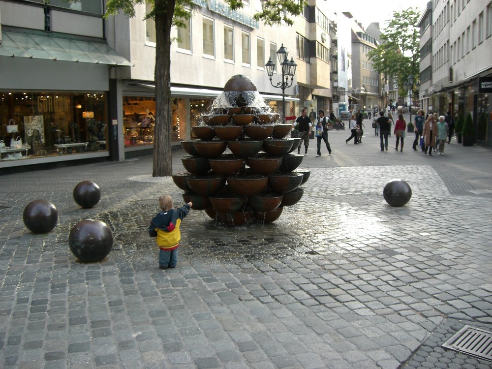 Kleines Kind am Brunnen