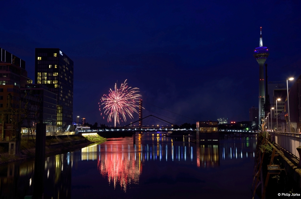 Kleines Kirmesfeuerwerk am Düsseldorfer Medienhafen